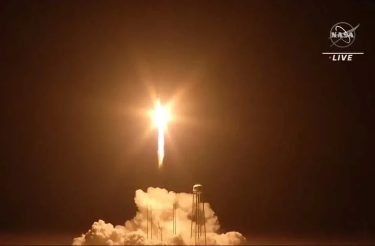 Roket Antares Luncurkan...