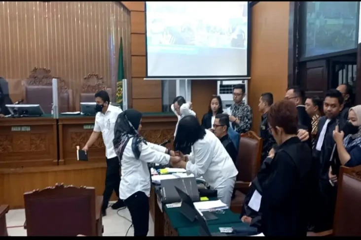 Putri Candrawathi Minta...