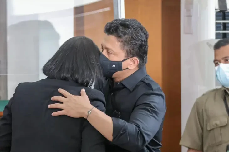 Rayakan Ultah Pernikahan,...