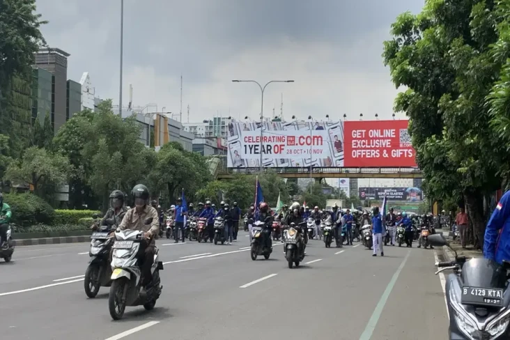 Tuntut Kenaikan Upah,...