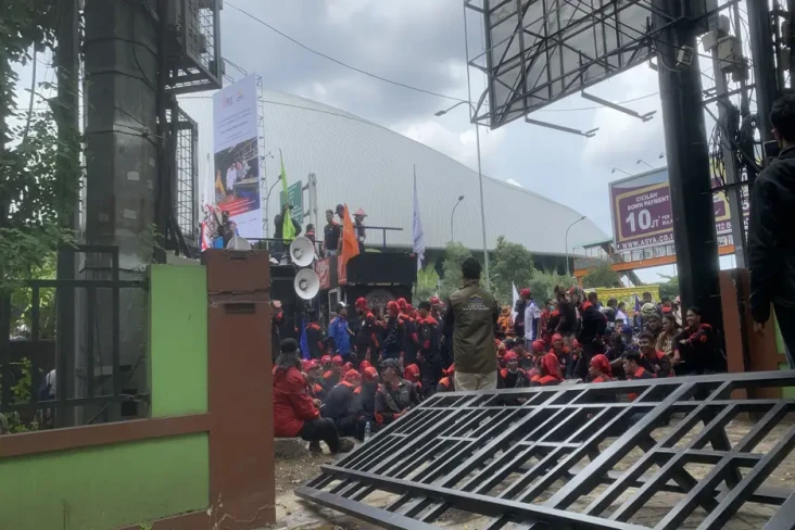 Buruh-Satpol PP Dorong-dorongan,...