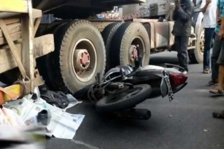 Truk Mundur Tabrak Motor...