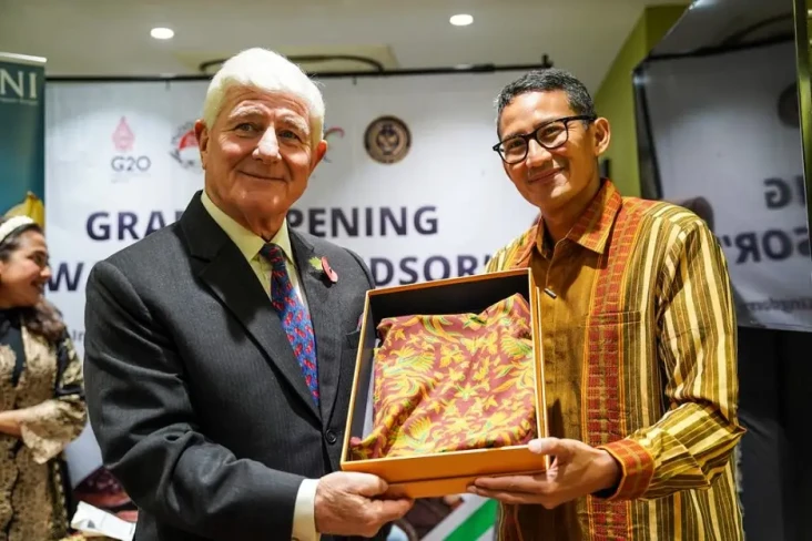 Resmikan Warung ala...
