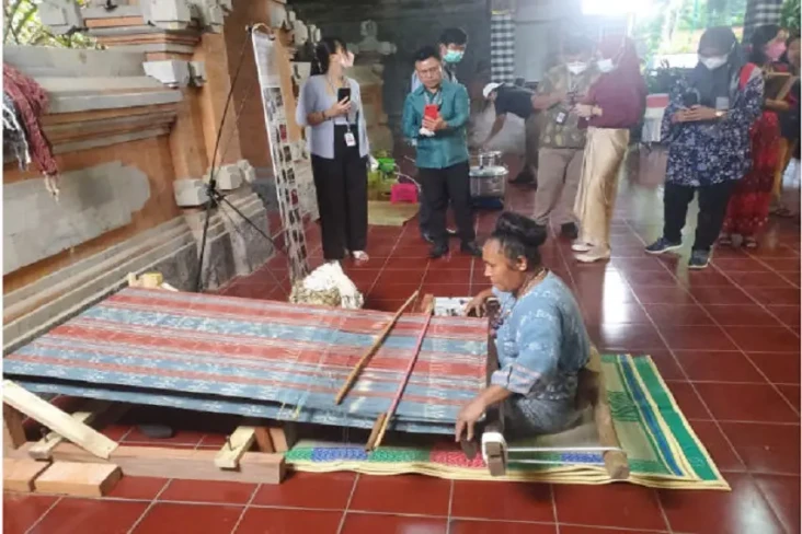 Kemendikbudristek Kenalkan...