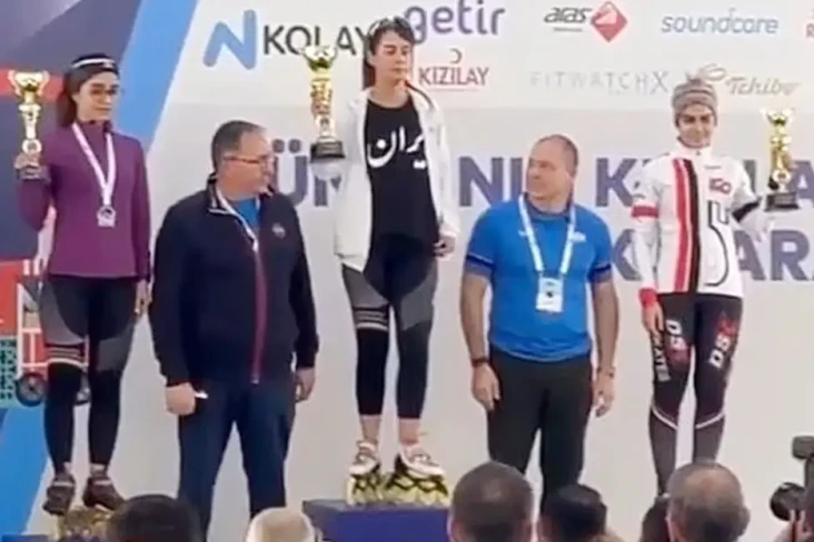 Naik Podium Tanpa Jilbab,...