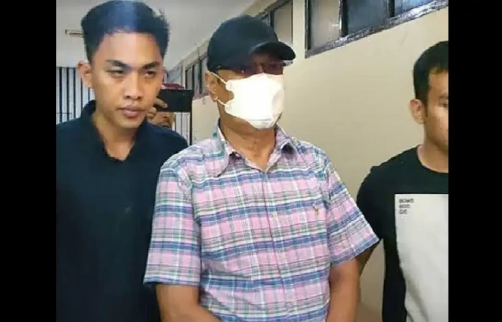 Pukul Wanita di SPBU,...
