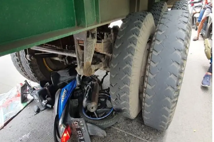 Gagal Menyalip Angkot,...
