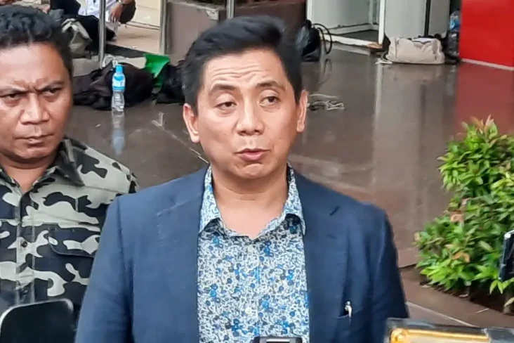 Dewi Perssik Absen,...