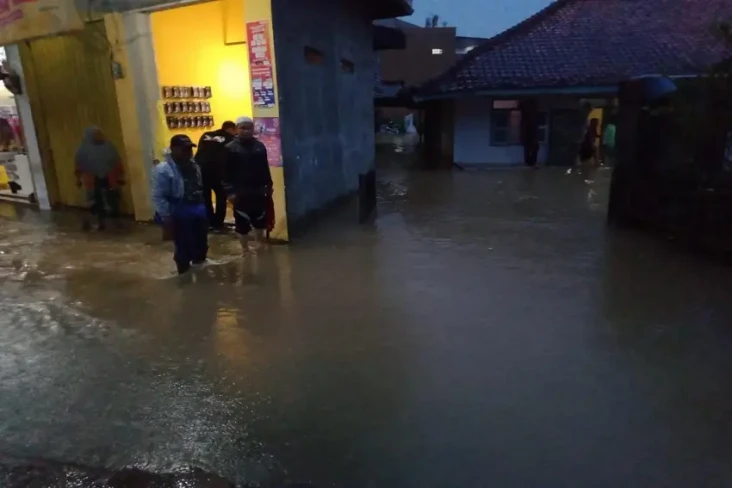Luapan Sungai Cipurabaya...