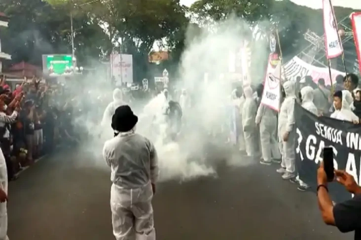 Penampakan Demo Ribuan...