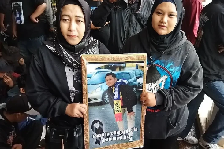 Ibu Korban Tragedi Kanjuruhan...