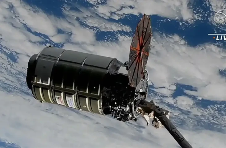 Kapal Kargo Cygnus Tiba...
