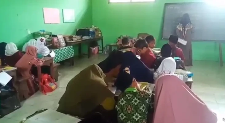 Seragam Sekolah Tersapu...
