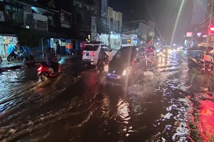 Hujan Lebat Guyur Kota...