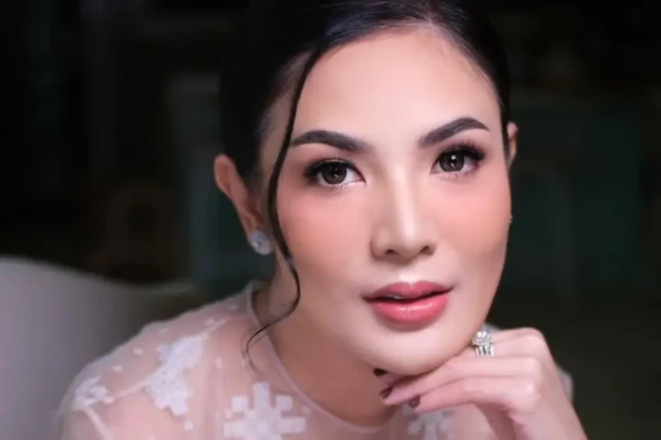 Laporkan Nindy Ayunda,...