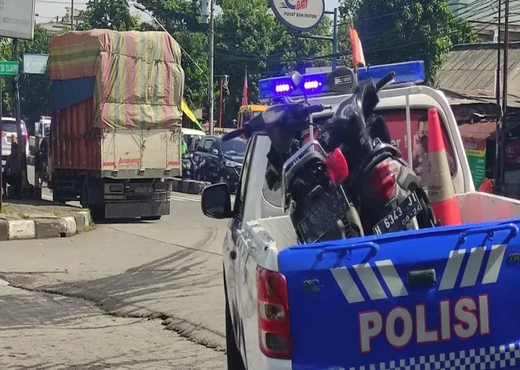 Truk Rem Blong Tabrak...