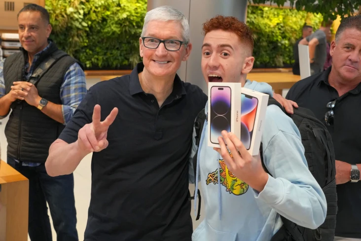 Pendapatan Apple Naik...