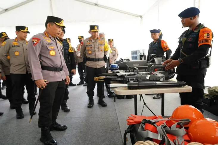 Kapolri Cek Peralatan...