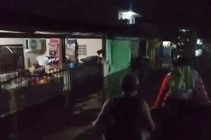 Tanggul Jebol, Ratusan...
