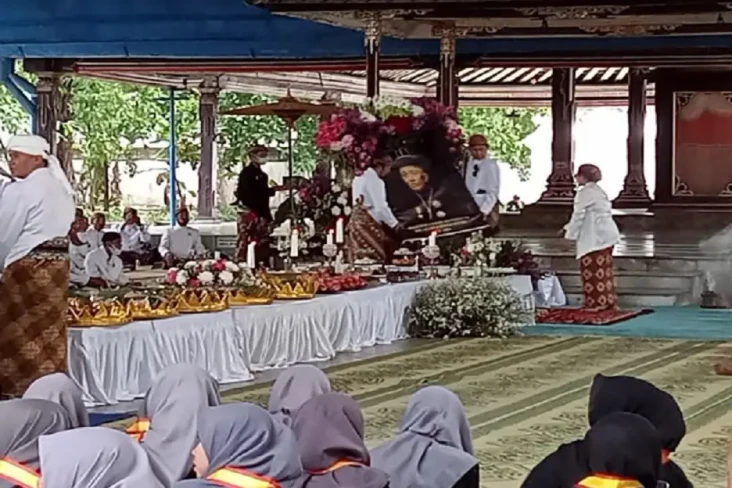 Lembaga Dewan Adat Keraton...