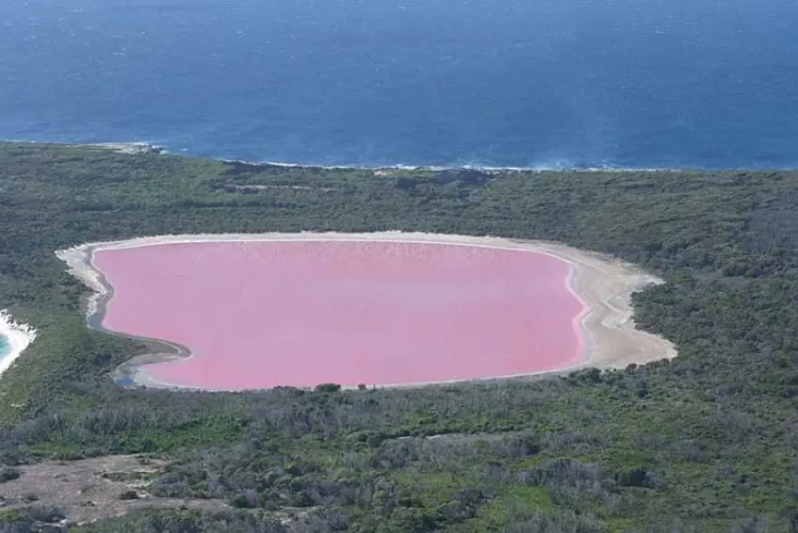 Air Danau Hillier Berwarna...