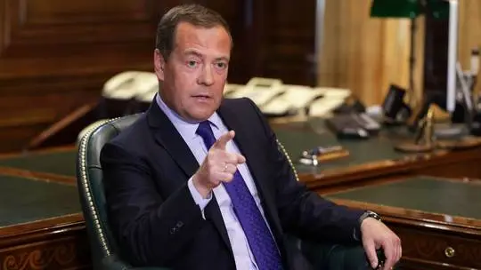 Mantan Presiden Medvedev:...
