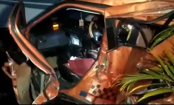 Kereta Api Tabrak Sedan...