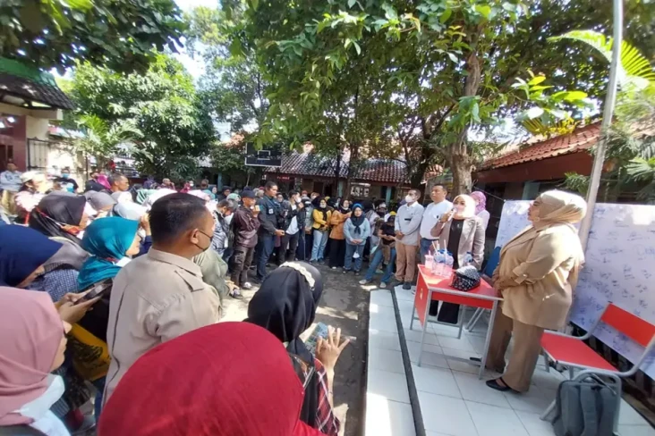 Tolak Direlokasi, Siswa...