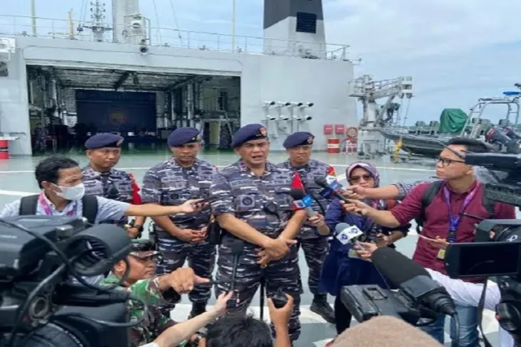 14 KRI Merapat di Perairan...