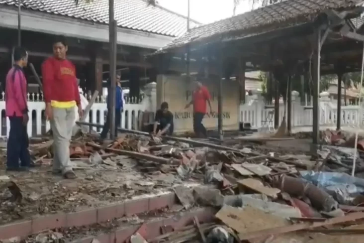 Diterjang Hujan dan...