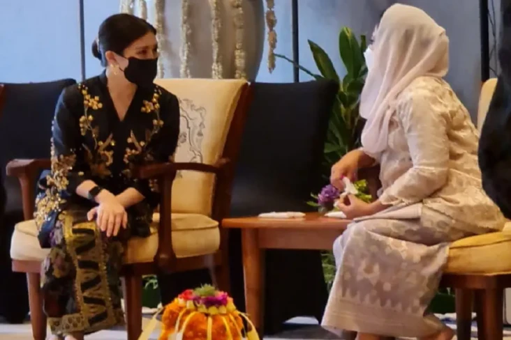 Dampingi Ibu Negara...