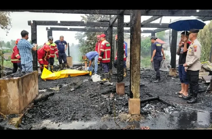 Tragis! Rumah Kayu di...