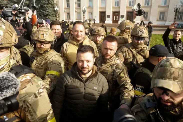 Kunjungi Kherson, Zelensky...