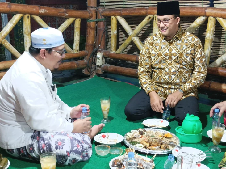 Temui Putra Mbah Moen,...