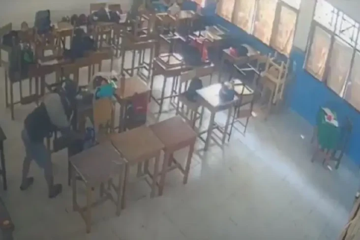Curi HP di Ruang Kelas...