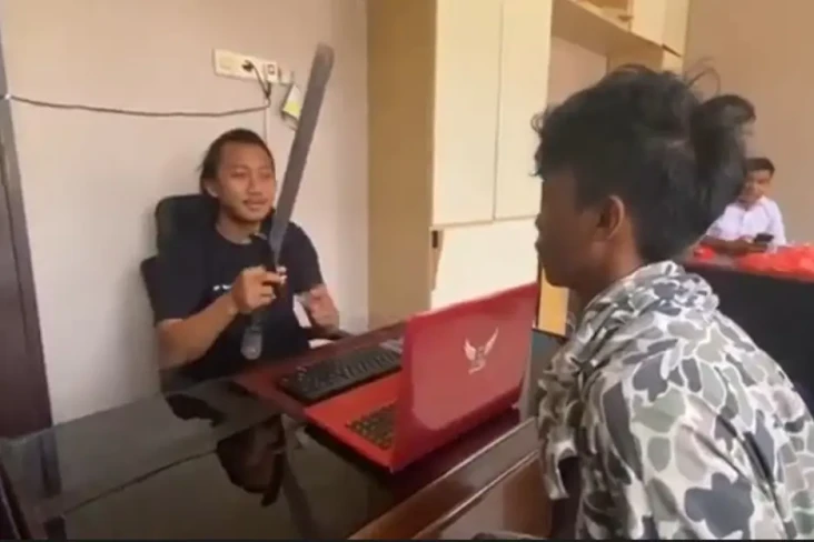 Palak Warga, 3 Preman...