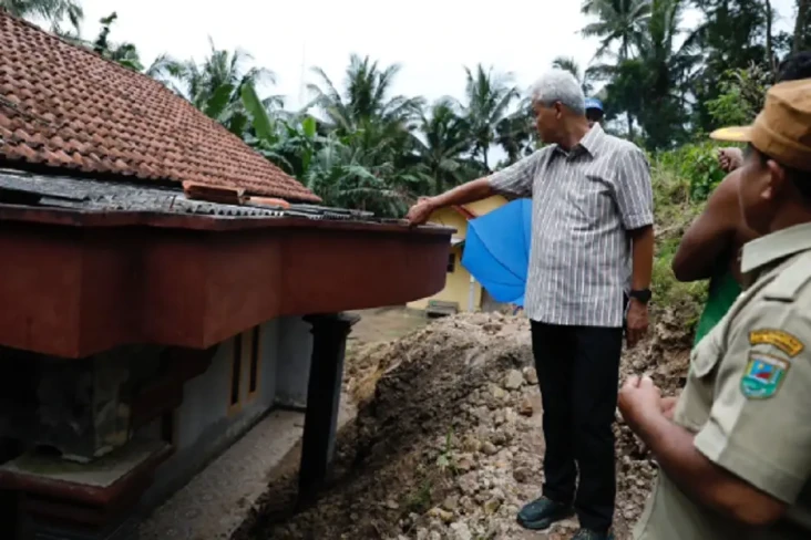 Datangi Lokasi Longsor...