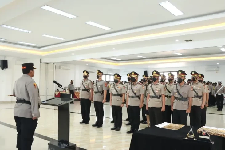 3 Kasat dan 7 Kapolsek...