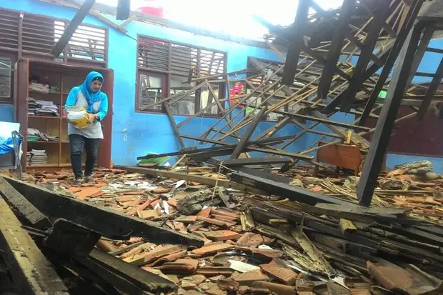 Diguyur Hujan Atap Rumah...