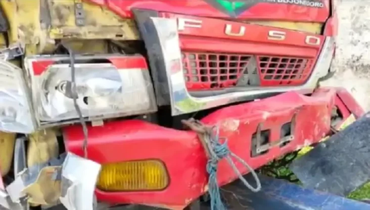 Truk Fuso Tabrak Mapolsek...