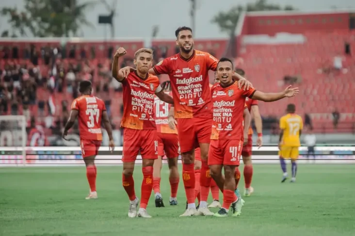 Fantasi Irfan Jaya Lawan...