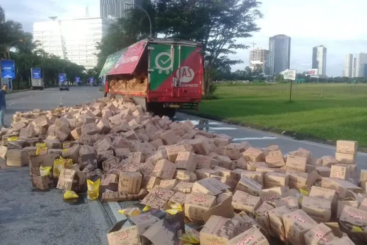 Truk Tak Kuat Bawa Beban,...