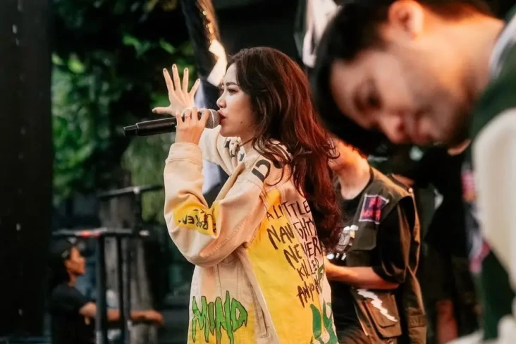 Lepas Baju di Panggung,...