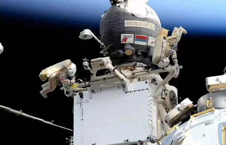 2 Kosmonot Rusia Bertugas...