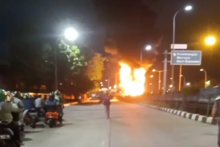 Truk Tangki BBM Terbakar...