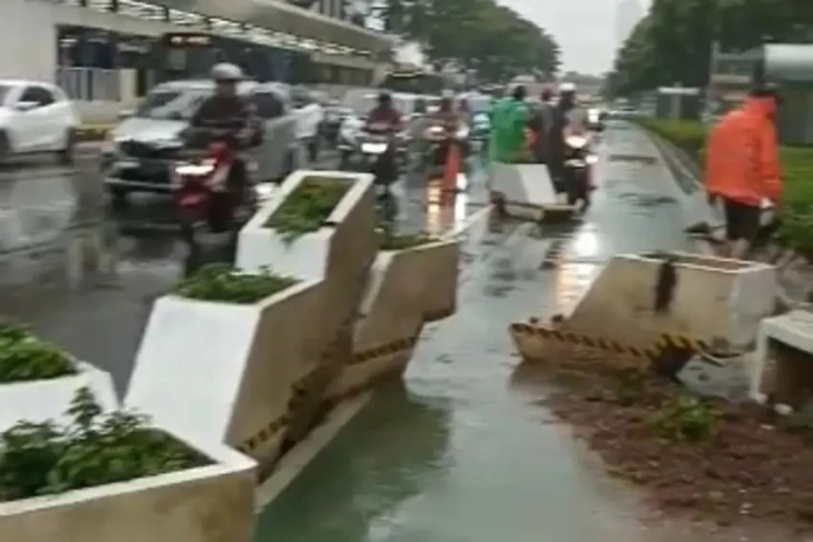 Ditabrak Fortuner, Pembatas...