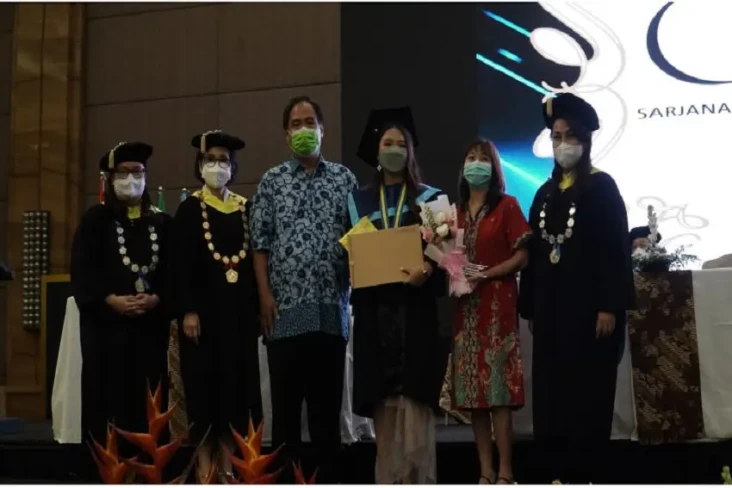 Ukrida Wisuda 324 Mahasiswa,...