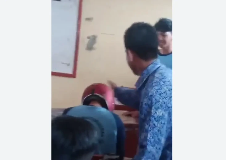Viral! Siswa SMP di...