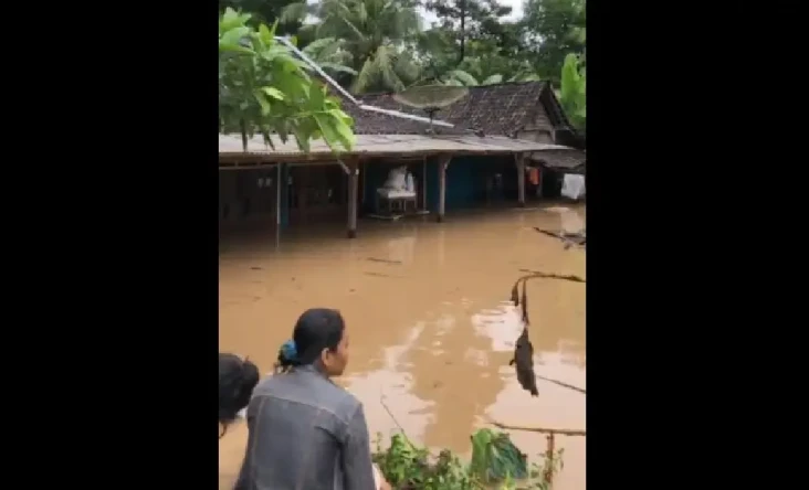 Sungai Oya Meluap Rendam...