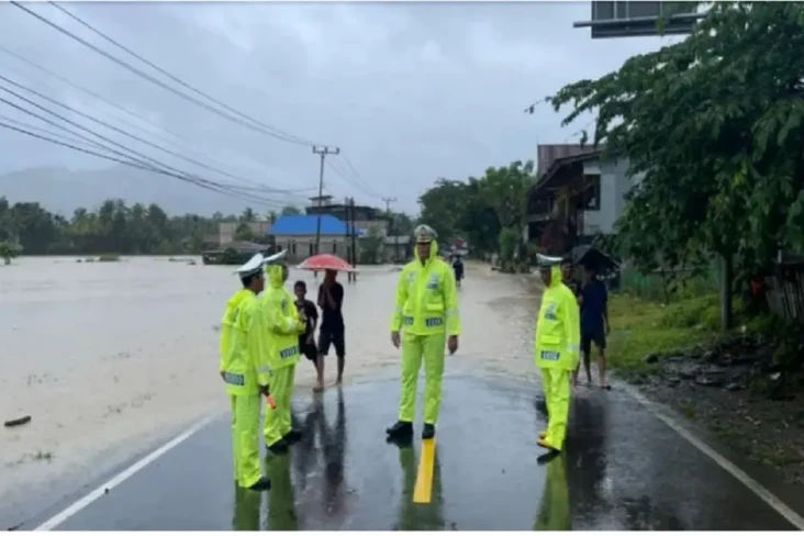 Alat Berat Bersihkan...